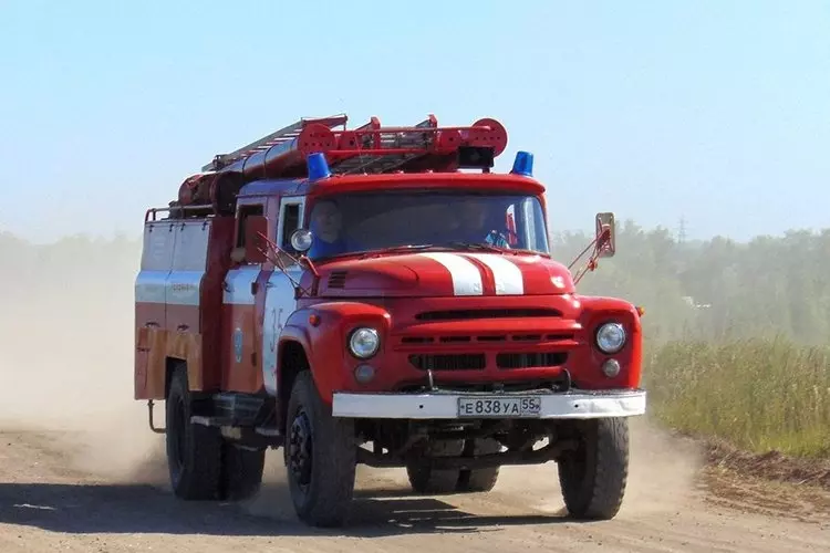 Пожарная машина ЗИЛ 130 горит