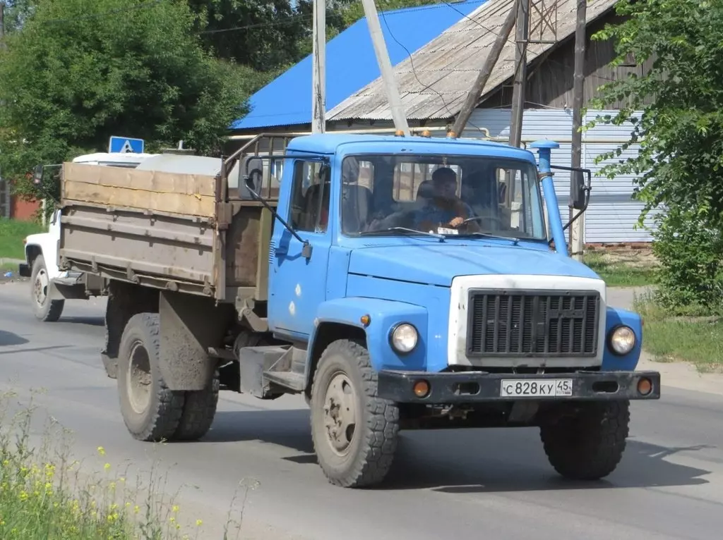 ГАЗ-4301 на дороге