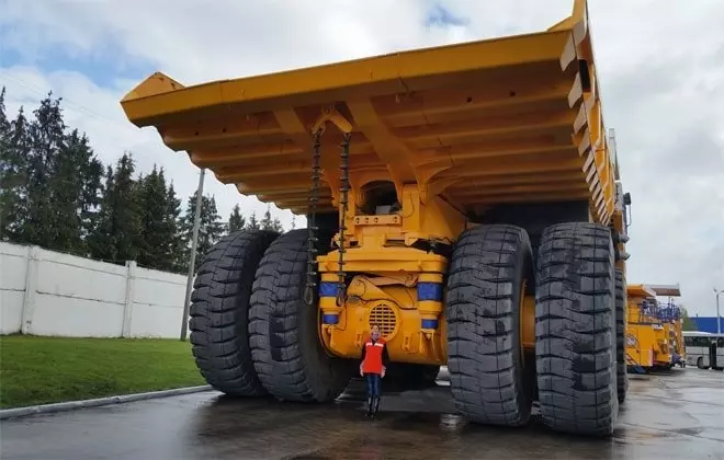 Огромный грузовик