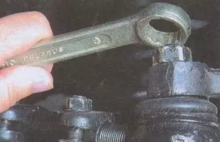 Ключом на «19» откручиваем гайку шарнирного пальца рулевых тяг ГАЗ 31105 Волга