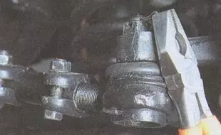 С помощью плоскогубцев открутите гайку шарнирного пальца рулевой тяги ГАЗ 31105 Волга