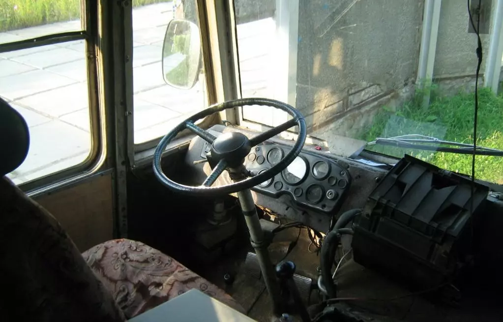 Установка ветрового стекла автобуса